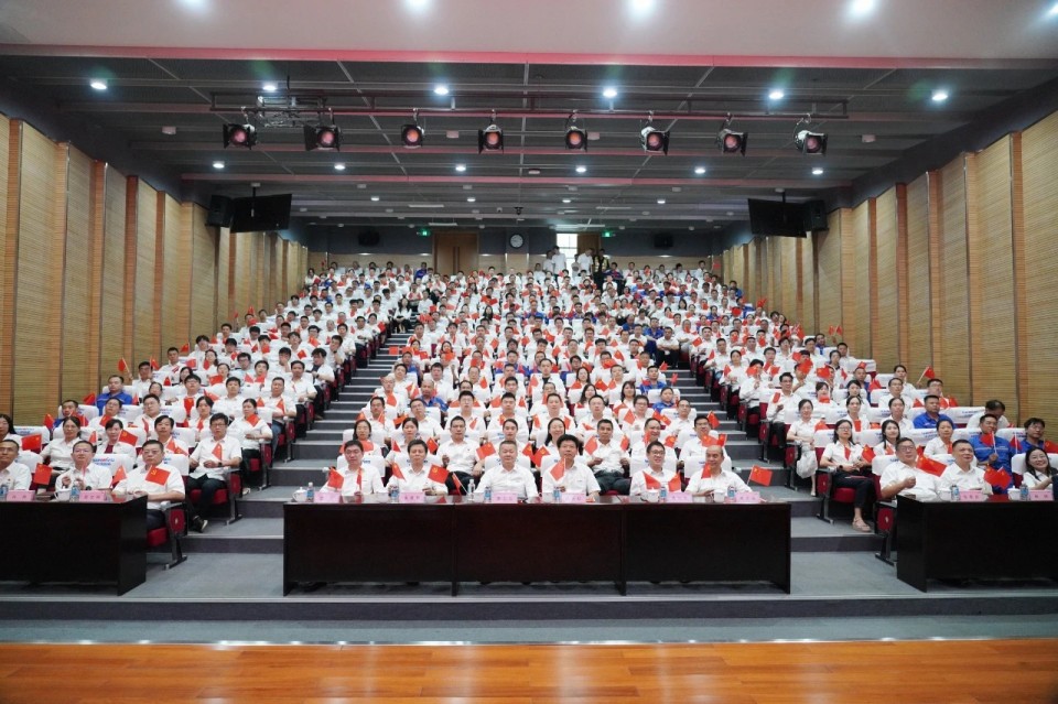 FH至尊智能组织集中收看纪念中国人民抗日战争暨世界反法西斯战争胜利80周年大会