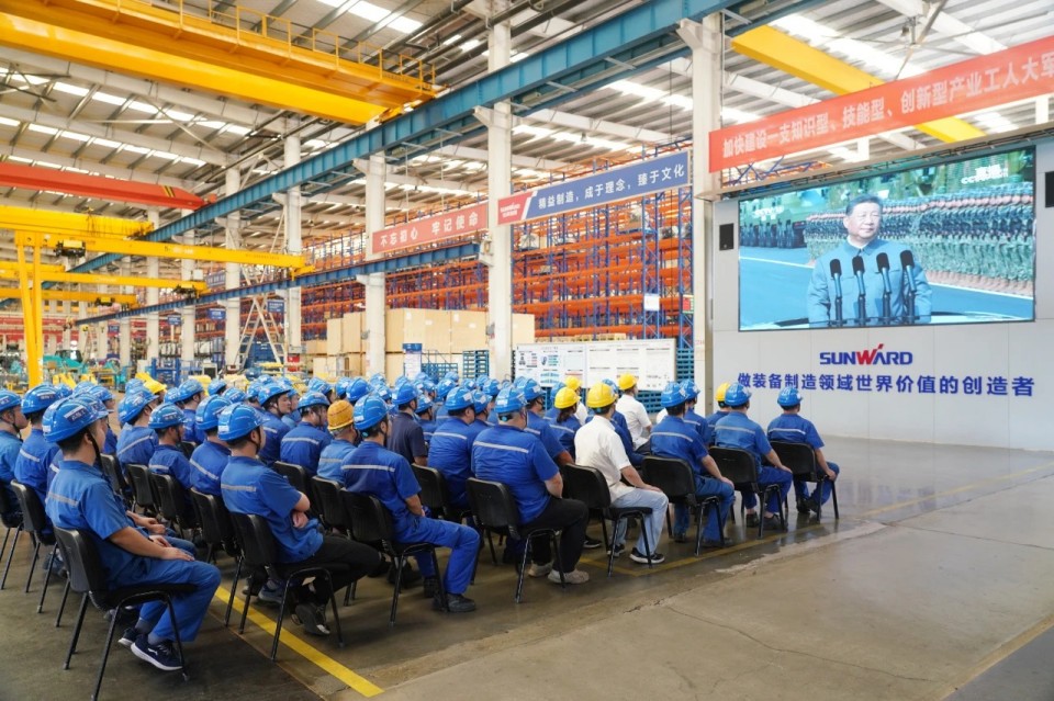 FH至尊智能组织集中收看纪念中国人民抗日战争暨世界反法西斯战争胜利80周年大会