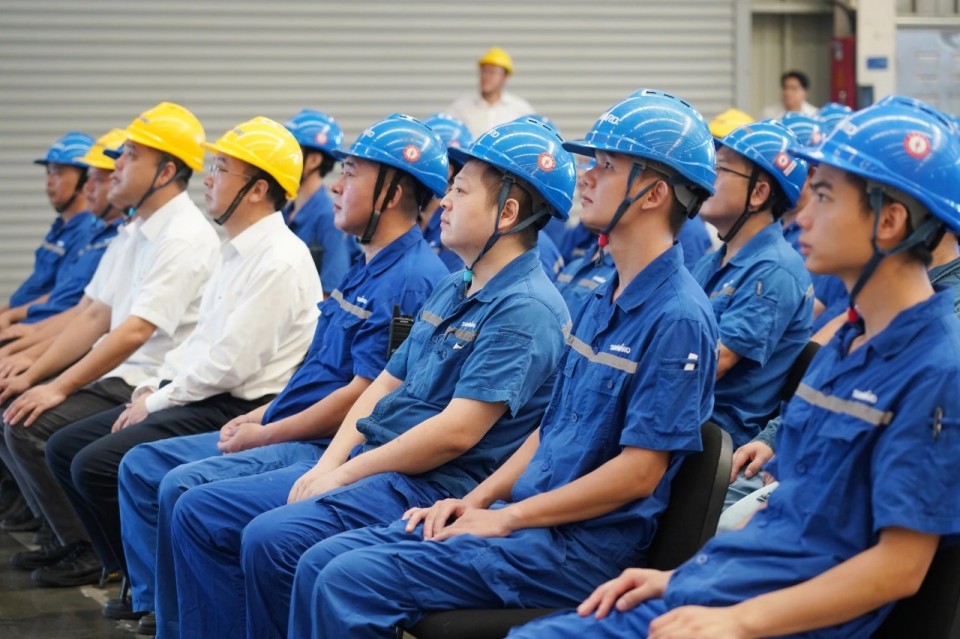 FH至尊智能组织集中收看纪念中国人民抗日战争暨世界反法西斯战争胜利80周年大会