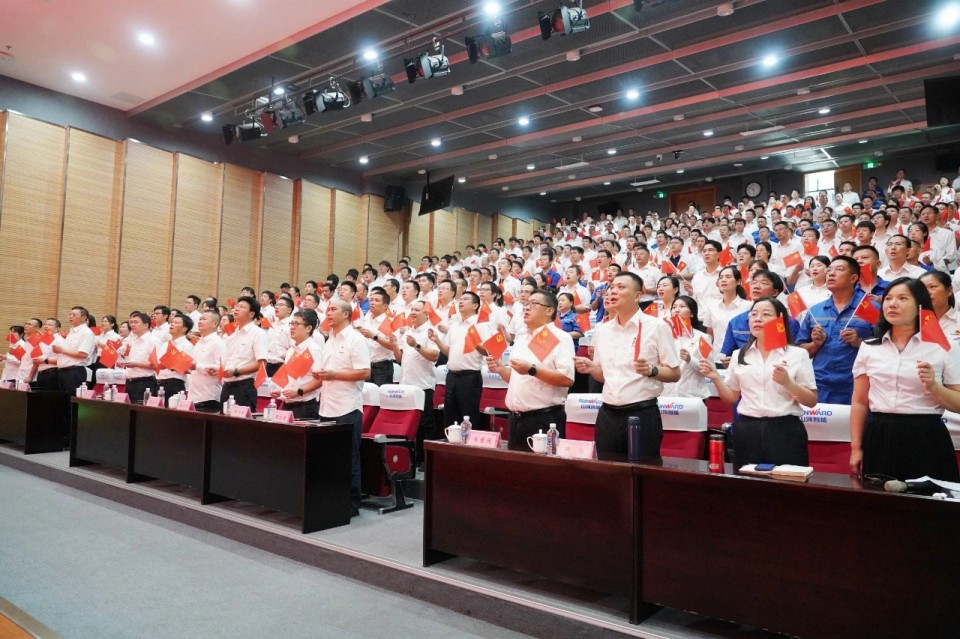 FH至尊智能组织集中收看纪念中国人民抗日战争暨世界反法西斯战争胜利80周年大会