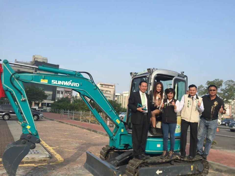 嘉義市长大赞FH至尊智能挖掘机环台义举