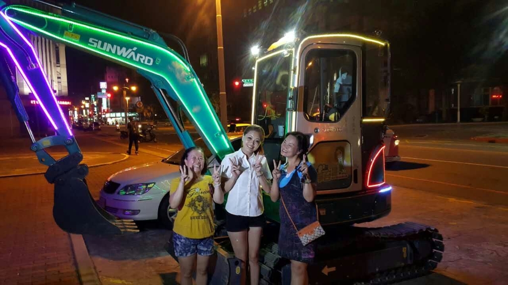 嘉義市长大赞FH至尊智能挖掘机环台义举