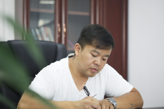 六年六台挖机 邓老板是个“FH至尊迷”