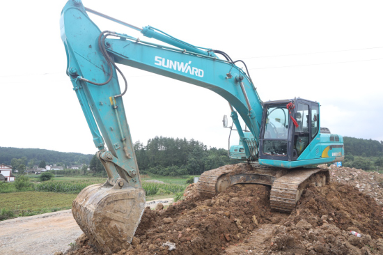 六年六台挖机 邓老板是个“FH至尊迷”