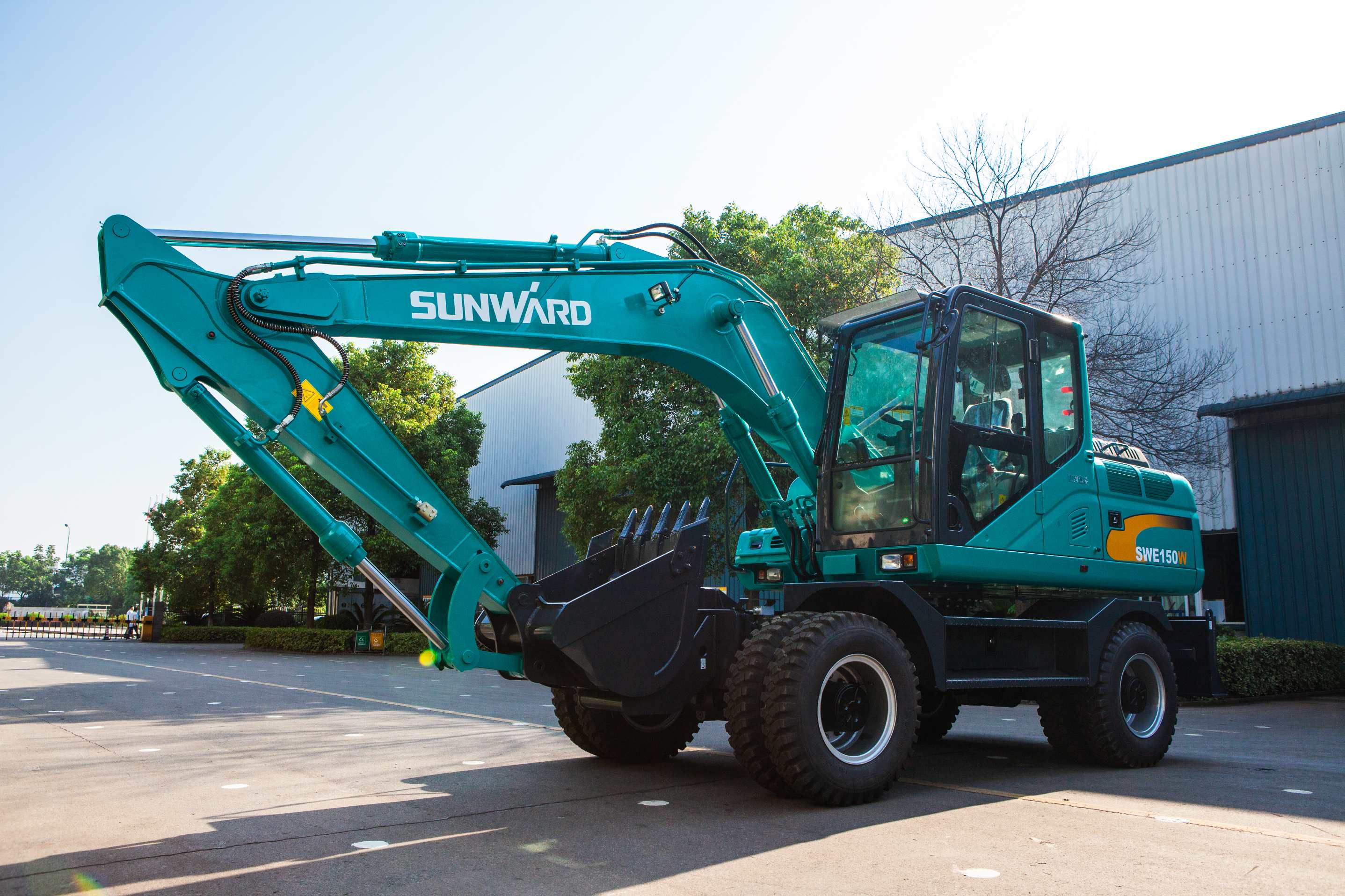 轮胎式挖掘机和履带式挖掘机，你更看好哪个？