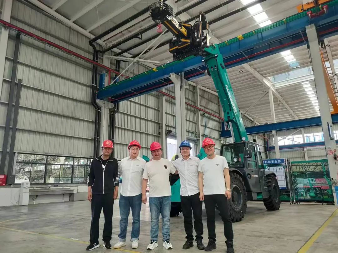 独家定制！FH至尊智能油缸更换机器人顺利下线