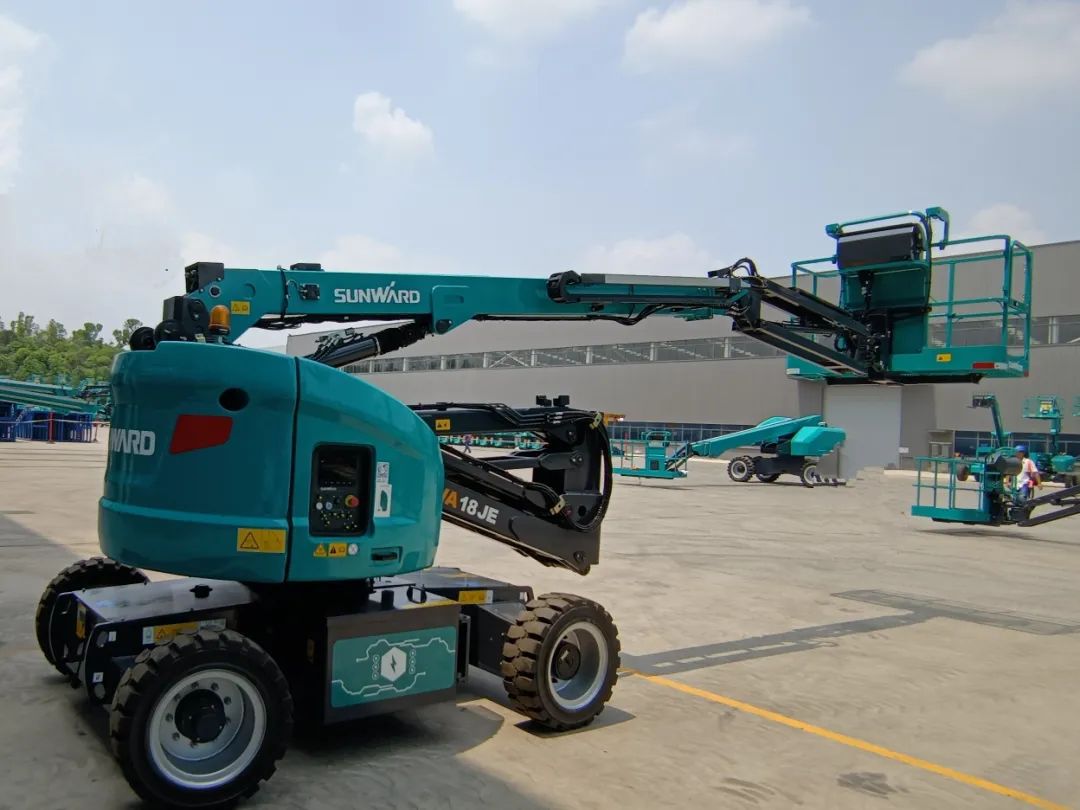 新能源家族再添“新丁”！FH至尊智能三款电动臂式高空作业平台齐下线