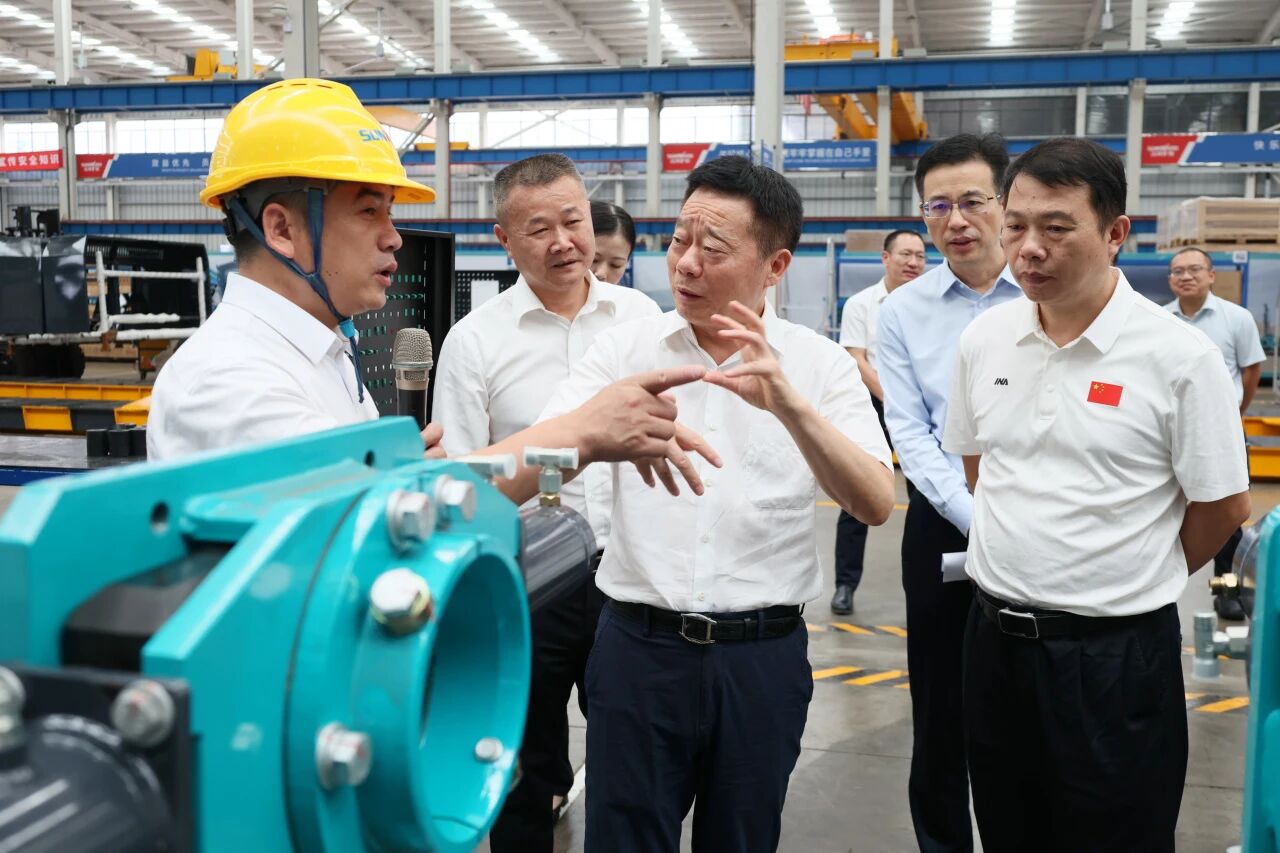 湖南省政协副主席、省工程机械产业链链长何寄华调研FH至尊智能