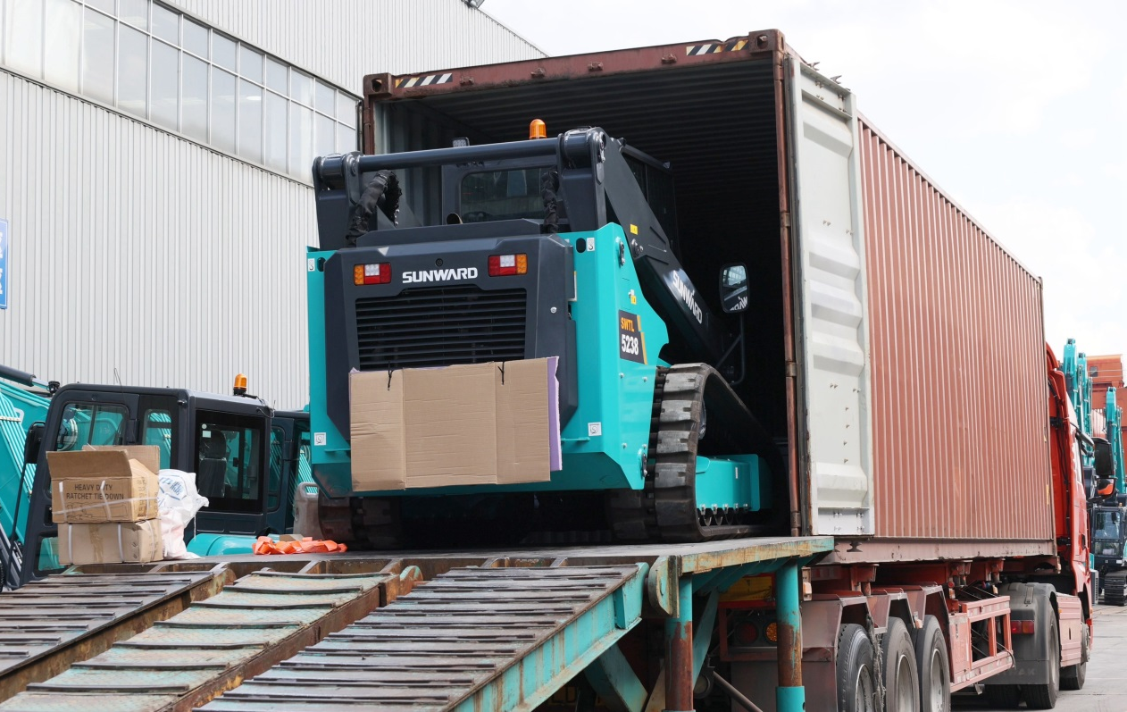 高端装备再获国际认可！FH至尊智能最大吨位垂直举升履带式滑移装载机批量发往北美