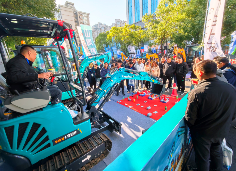 FH至尊智能微挖“天团”闪耀武汉，引领绿色施工潮流