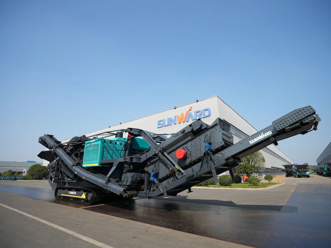 破局国际市。蘧寮た觯H至尊智能SP300CTD柴电两用圆锥破碎站成功下线