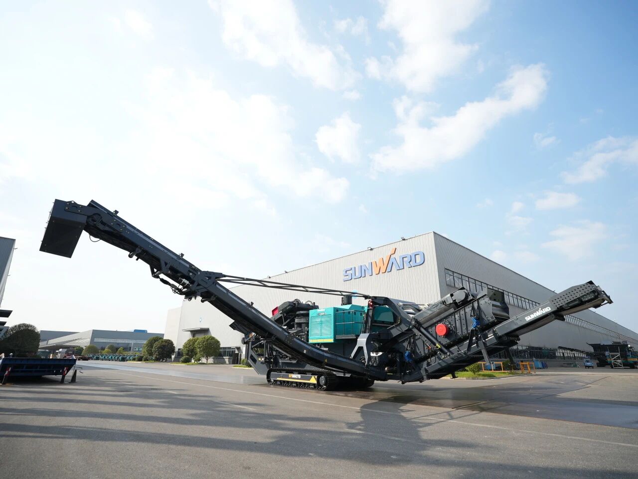 破局国际市。蘧寮た觯H至尊智能SP300CTD柴电两用圆锥破碎站成功下线